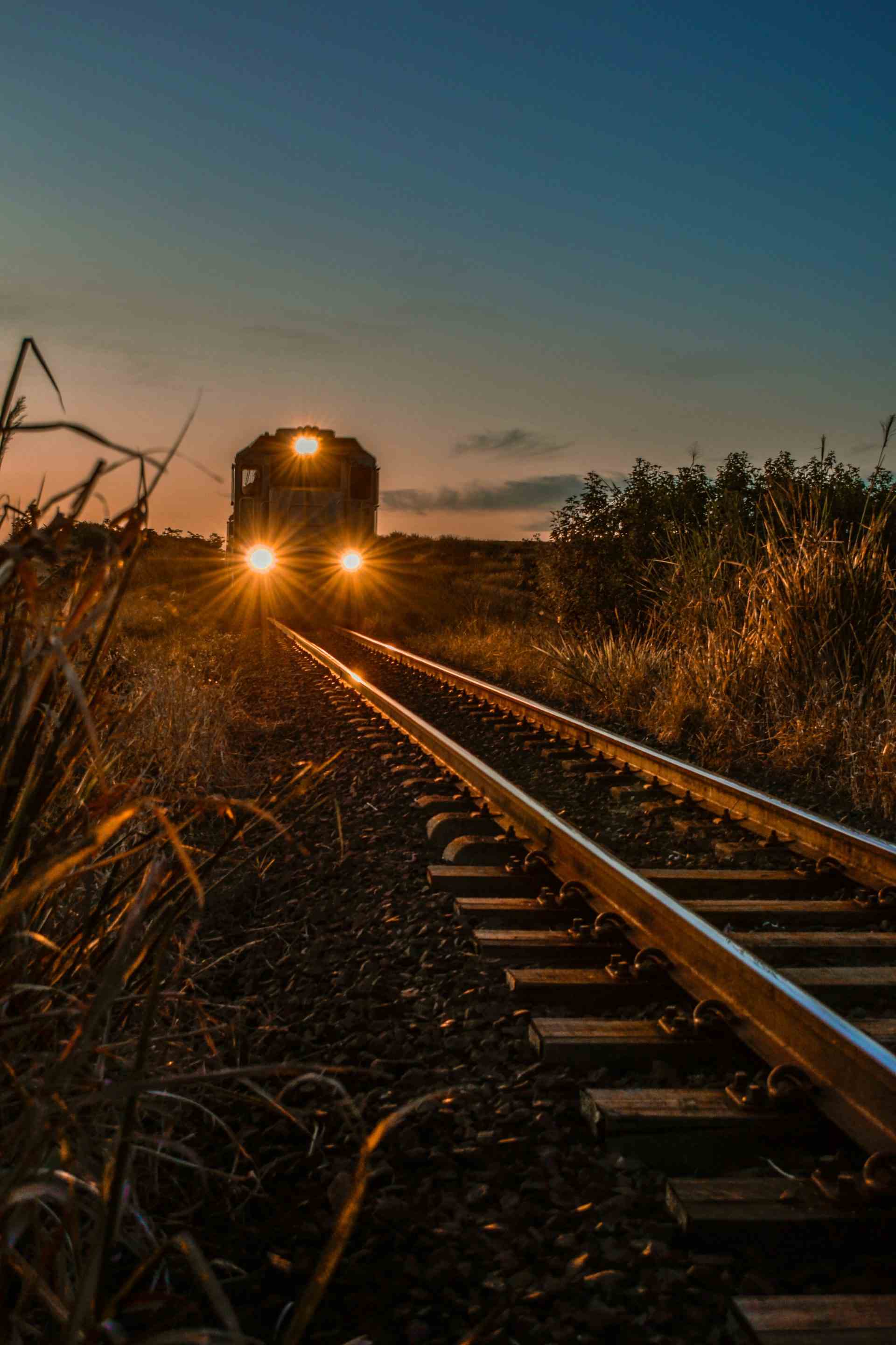 train sur rail au coucher du soleil